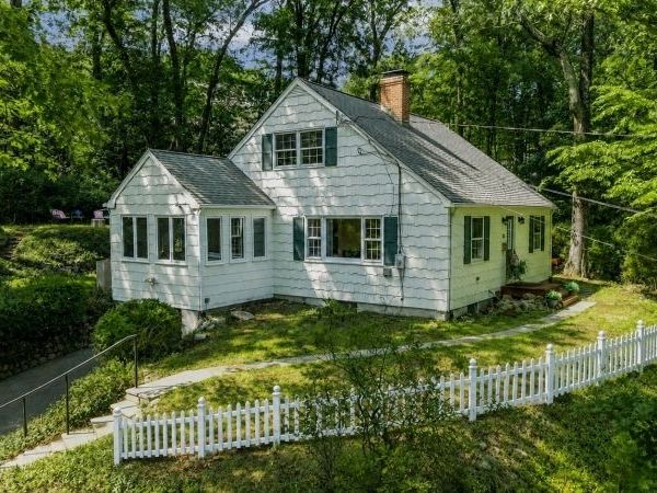 39 Lookout Rd, Mountain Lakes, NJ 07046