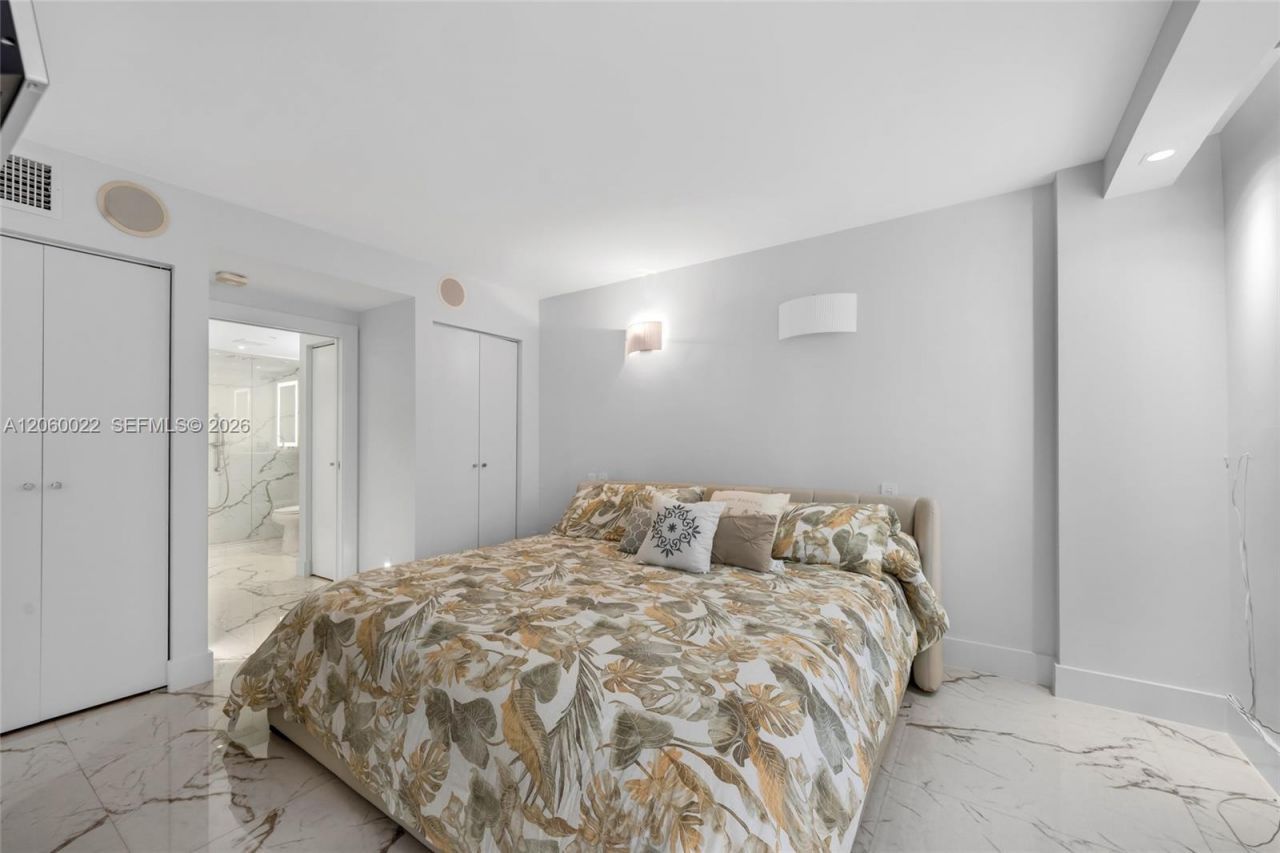 465 Ocean Dr , Unit 303, Miami Beach, FL 33139 Photo