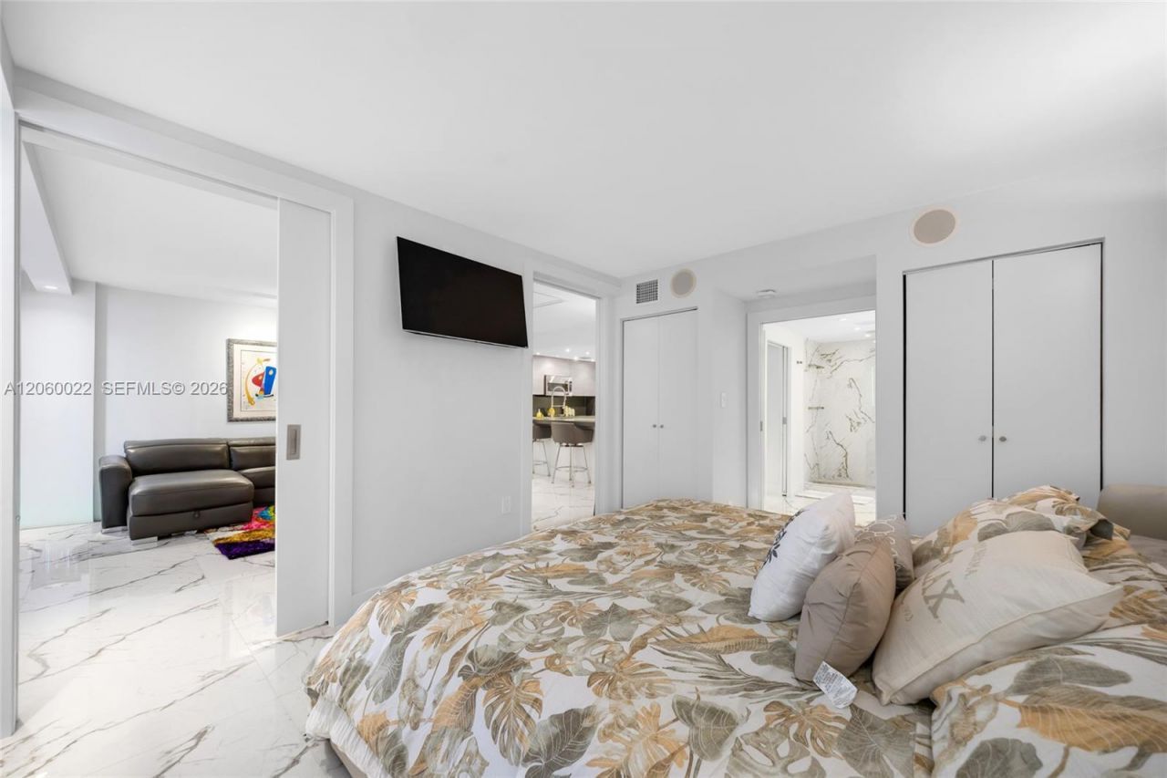 465 Ocean Dr , Unit 303, Miami Beach, FL 33139 Photo