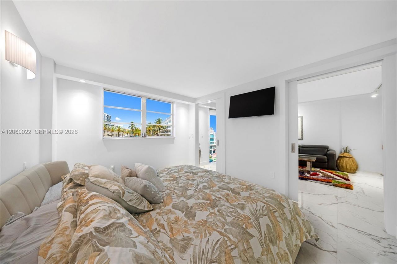 465 Ocean Dr , Unit 303, Miami Beach, FL 33139 Photo