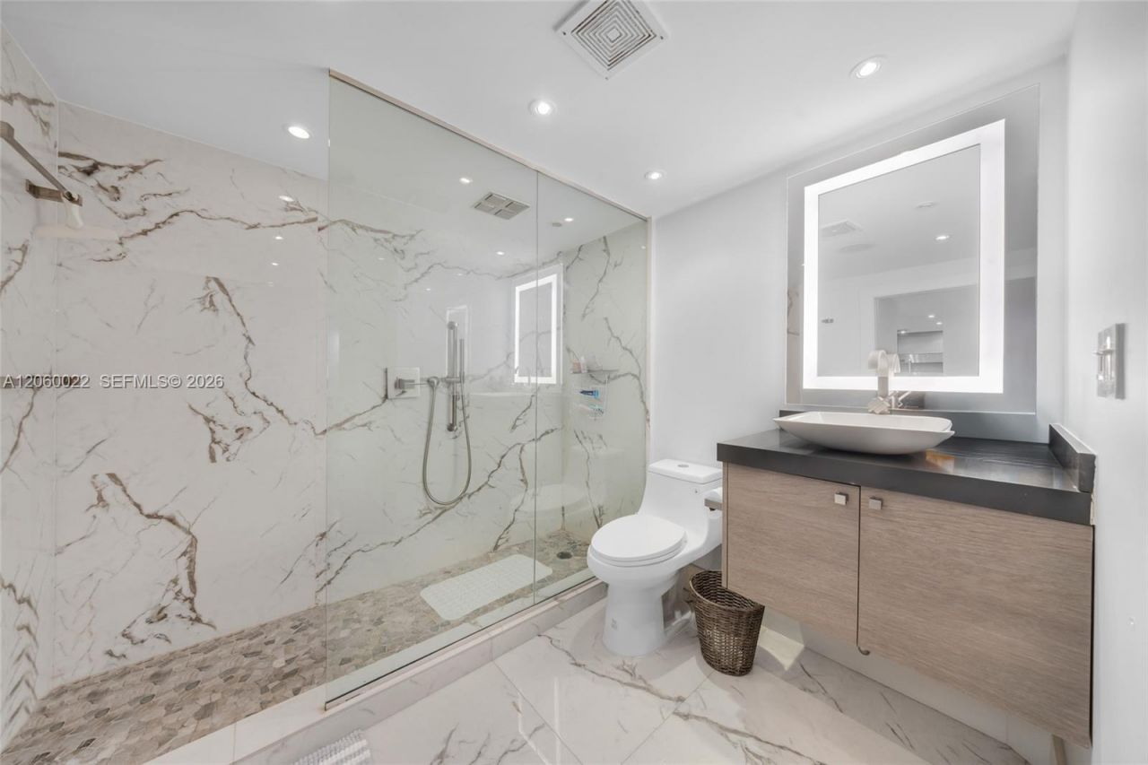 465 Ocean Dr , Unit 303, Miami Beach, FL 33139 Photo