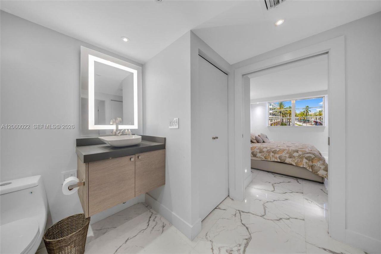 465 Ocean Dr , Unit 303, Miami Beach, FL 33139 Photo