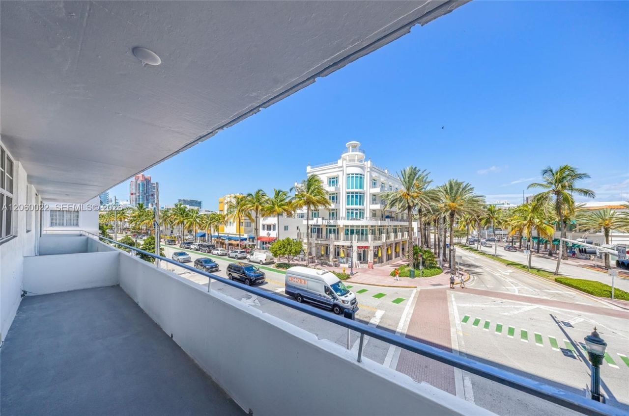 465 Ocean Dr , Unit 303, Miami Beach, FL 33139 Photo