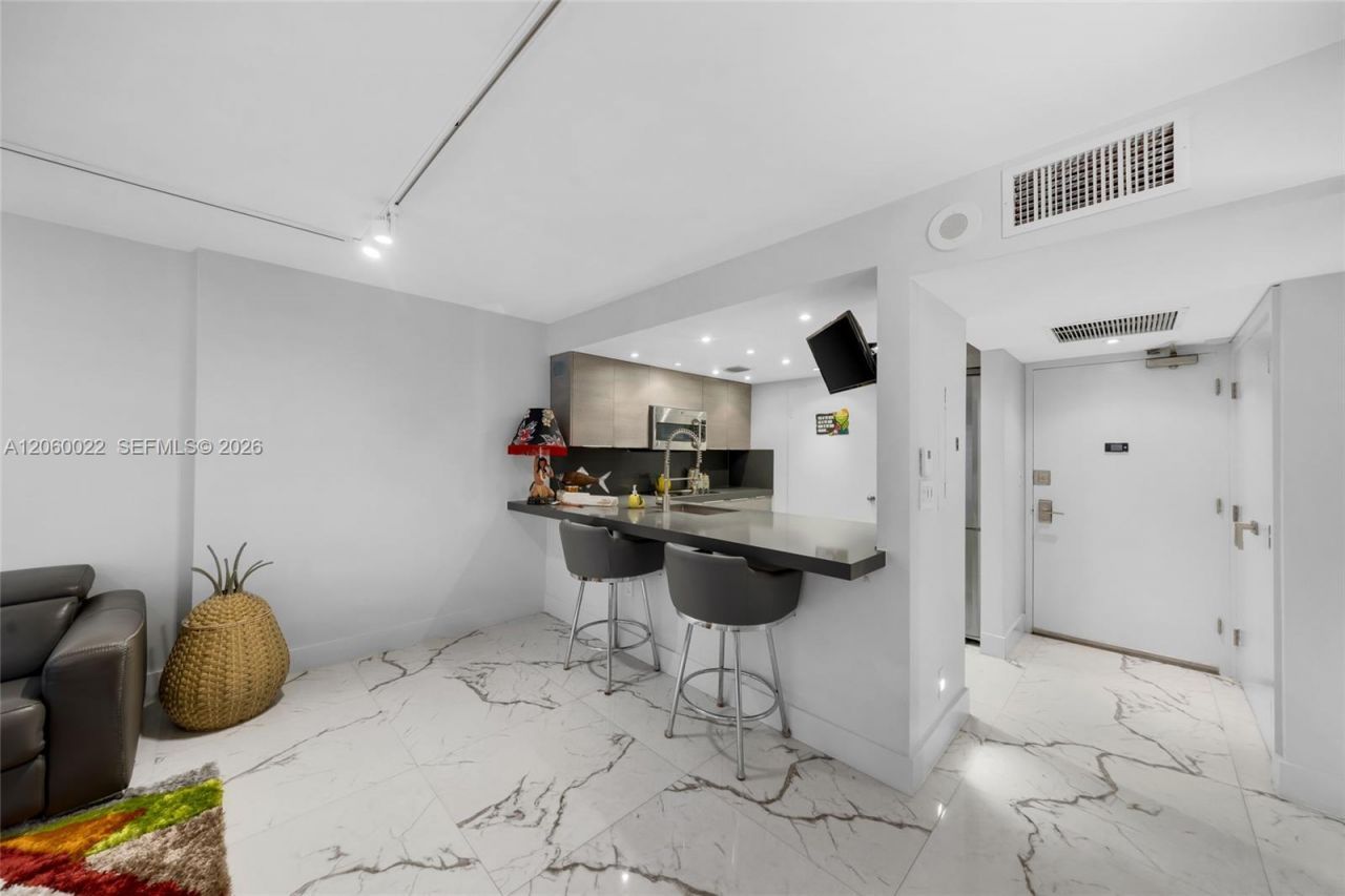 465 Ocean Dr , Unit 303, Miami Beach, FL 33139 Photo
