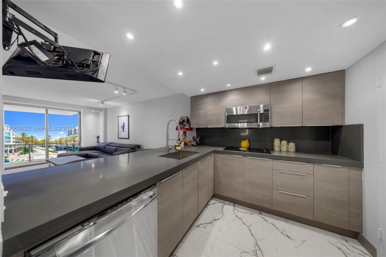 465 Ocean Dr , Unit 303, Miami Beach, FL 33139 Photo