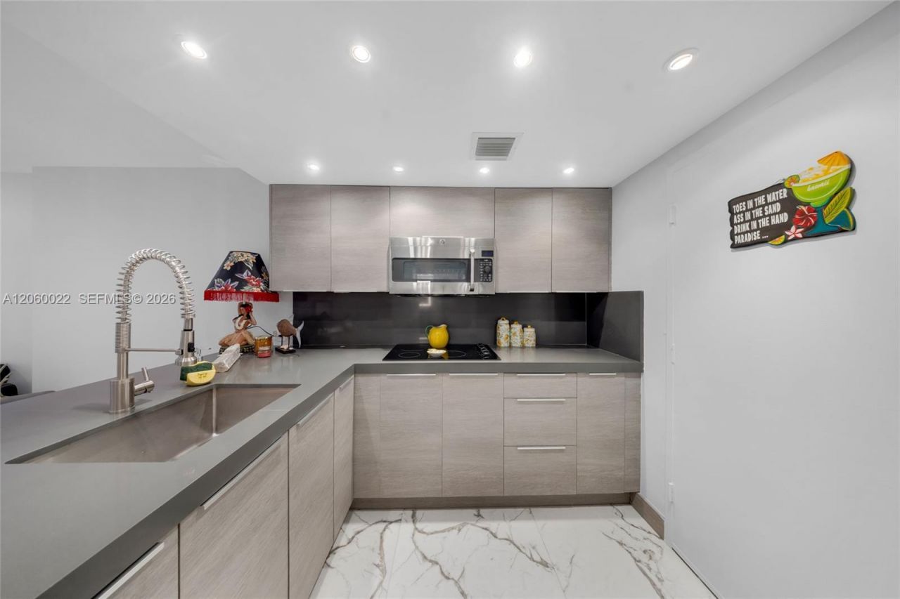 465 Ocean Dr , Unit 303, Miami Beach, FL 33139 Photo