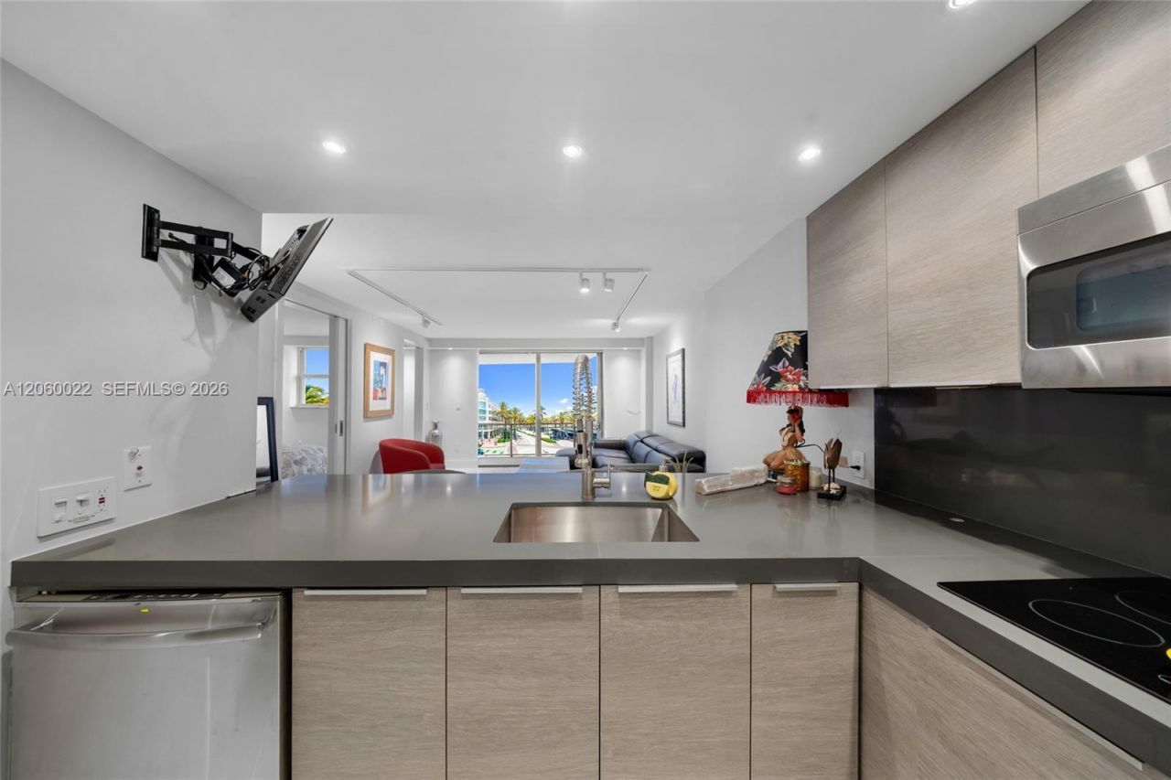 465 Ocean Dr , Unit 303, Miami Beach, FL 33139 Photo