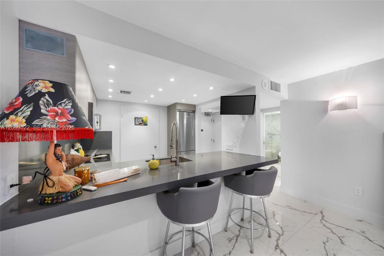 465 Ocean Dr , Unit 303, Miami Beach, FL 33139 Photo