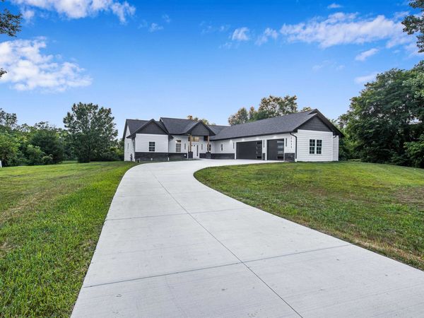 5611 N Vista, Janesville, WI 53548
