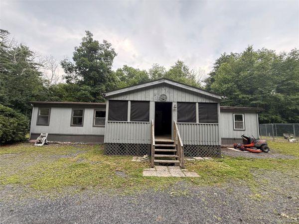 61 W Peenpack Trail , Sparrowbush, NY 12780