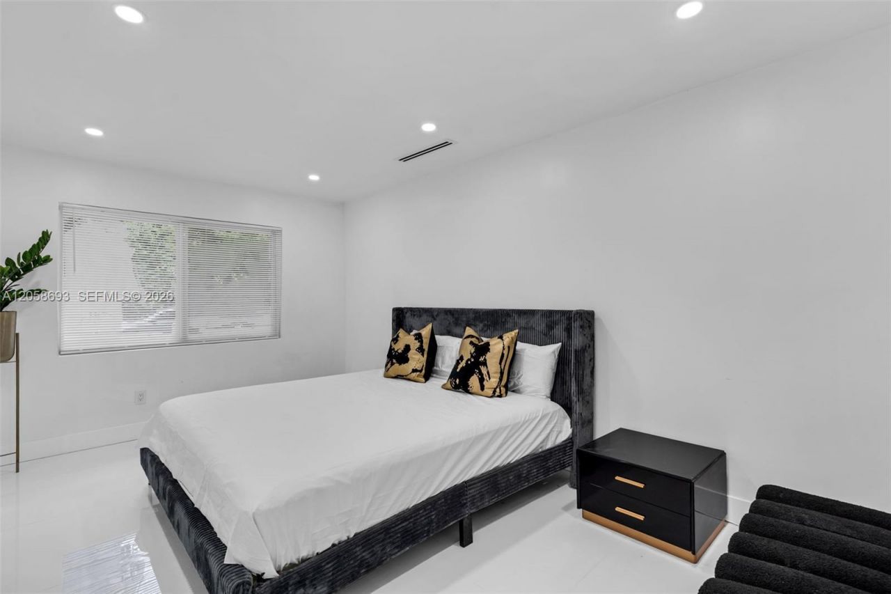 15230 NE 2nd Ave , Miami, FL 33162 Photo