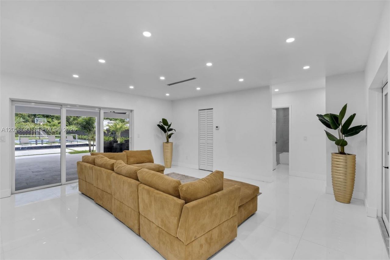 15230 NE 2nd Ave , Miami, FL 33162 Photo