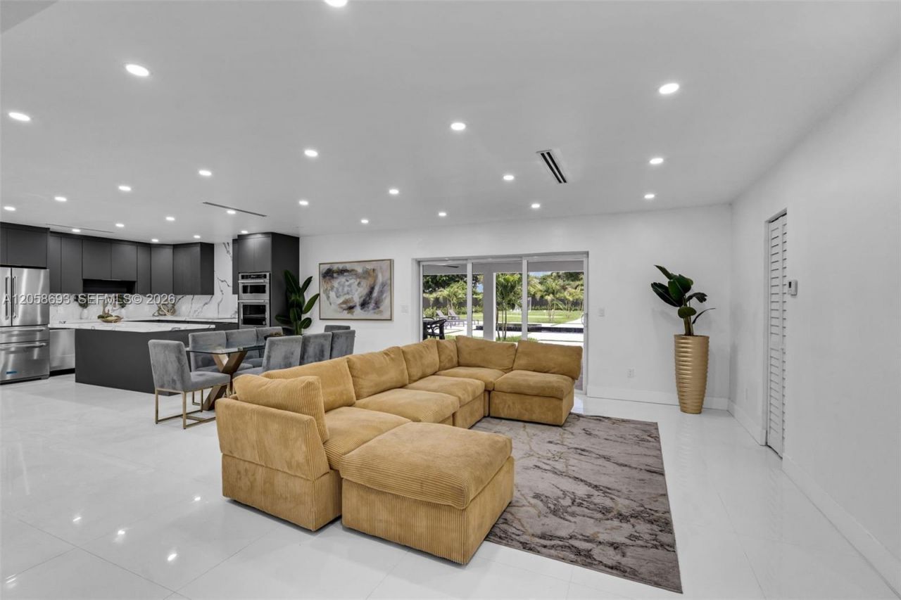 15230 NE 2nd Ave , Miami, FL 33162 Photo