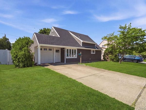 56 Summer Lane , Hicksville, NY 11801