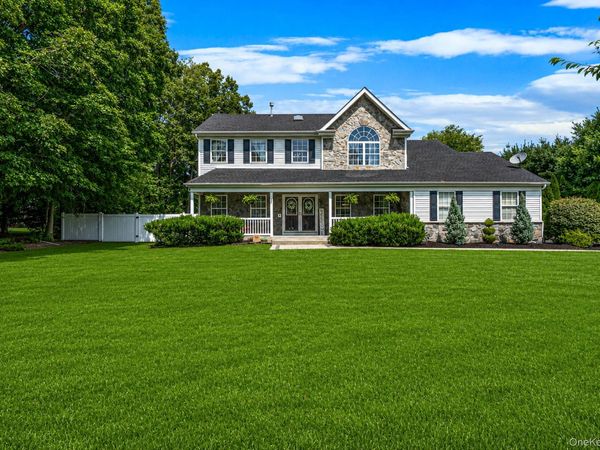 62 Ridgefield Dr , Shoreham, NY 11786