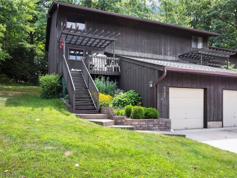 9397 Bassett Lane, North Royalton, OH 44133 Photo 2