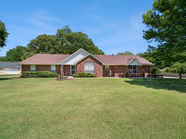 945 N Country Meadow Lane , Skiatook, OK 74070