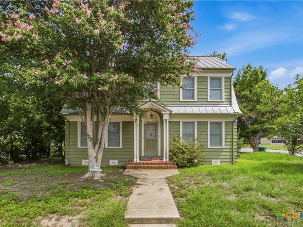 108 E College Street , Seguin, TX 78155