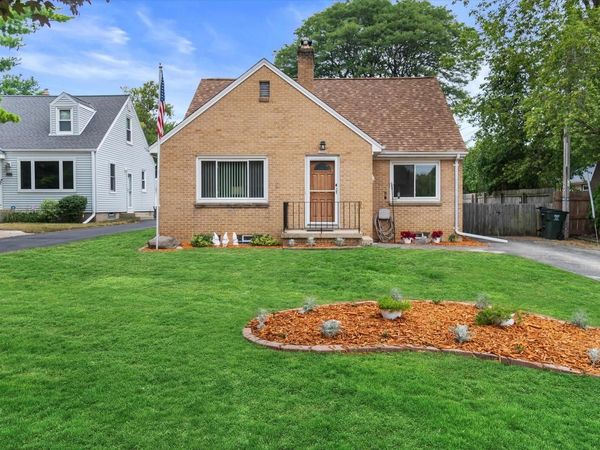 13706 W Meadow LANE, New Berlin, WI 53151