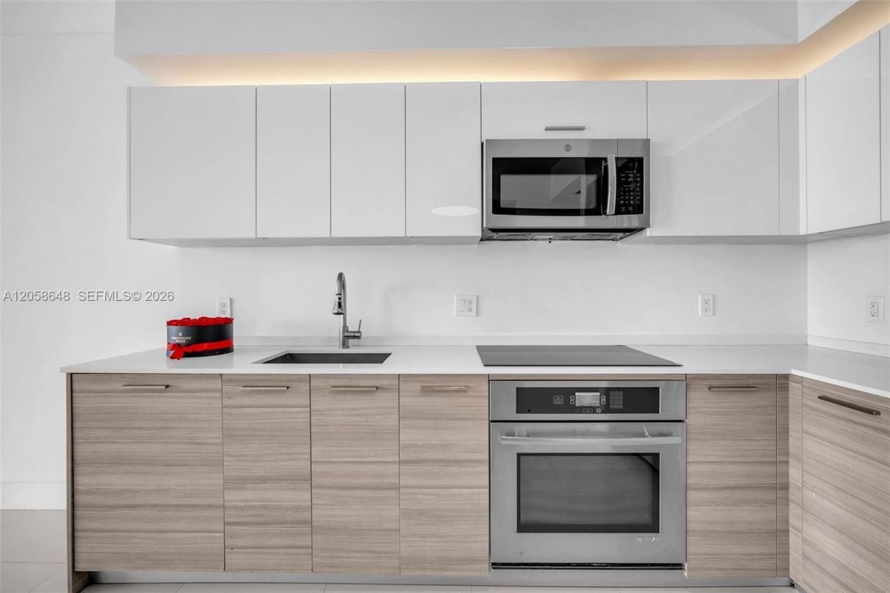 1300 Brickell Bay Dr, Unit 2005, Miami, FL 33131 Photo