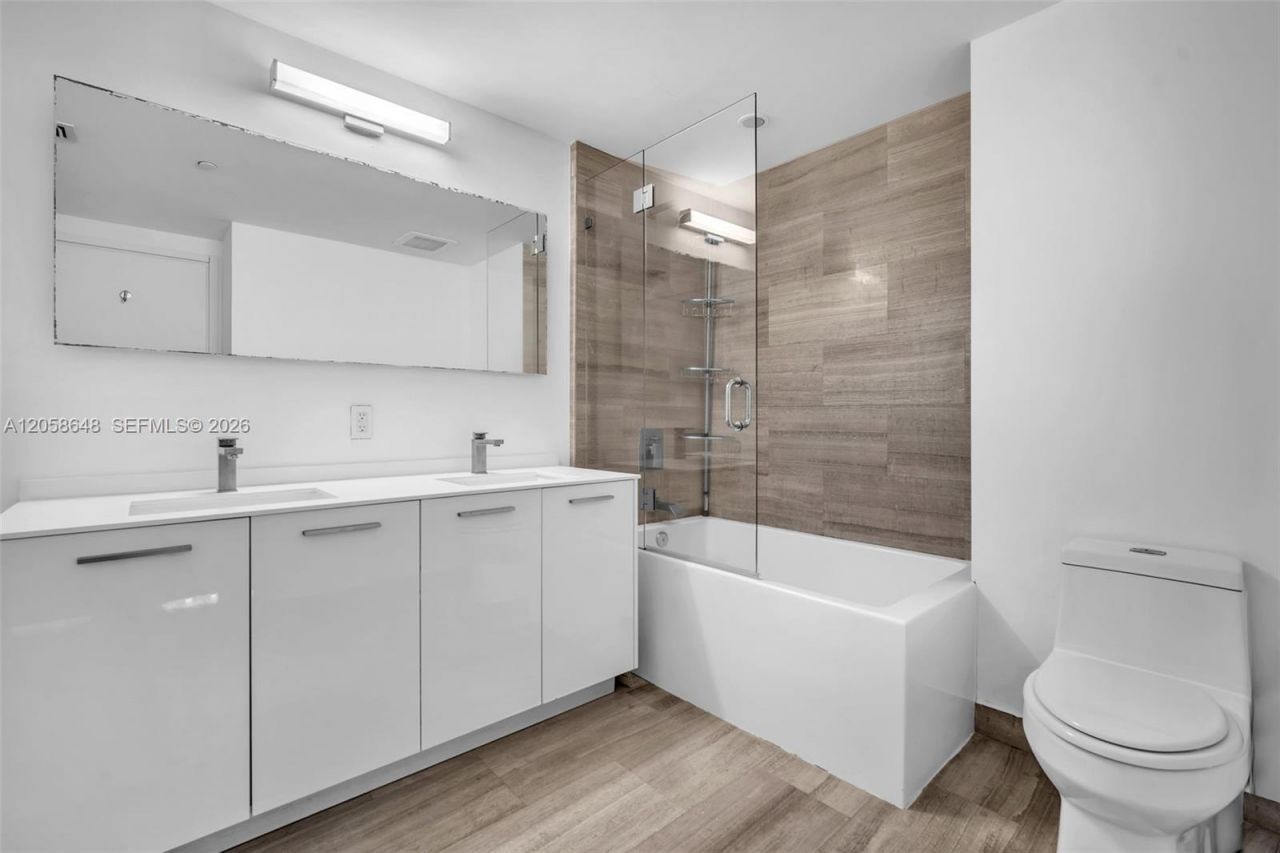 1300 Brickell Bay Dr, Unit 2005, Miami, FL 33131 Photo