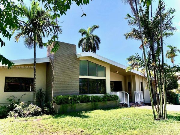 2560 NE 200th St , Miami, FL 33180