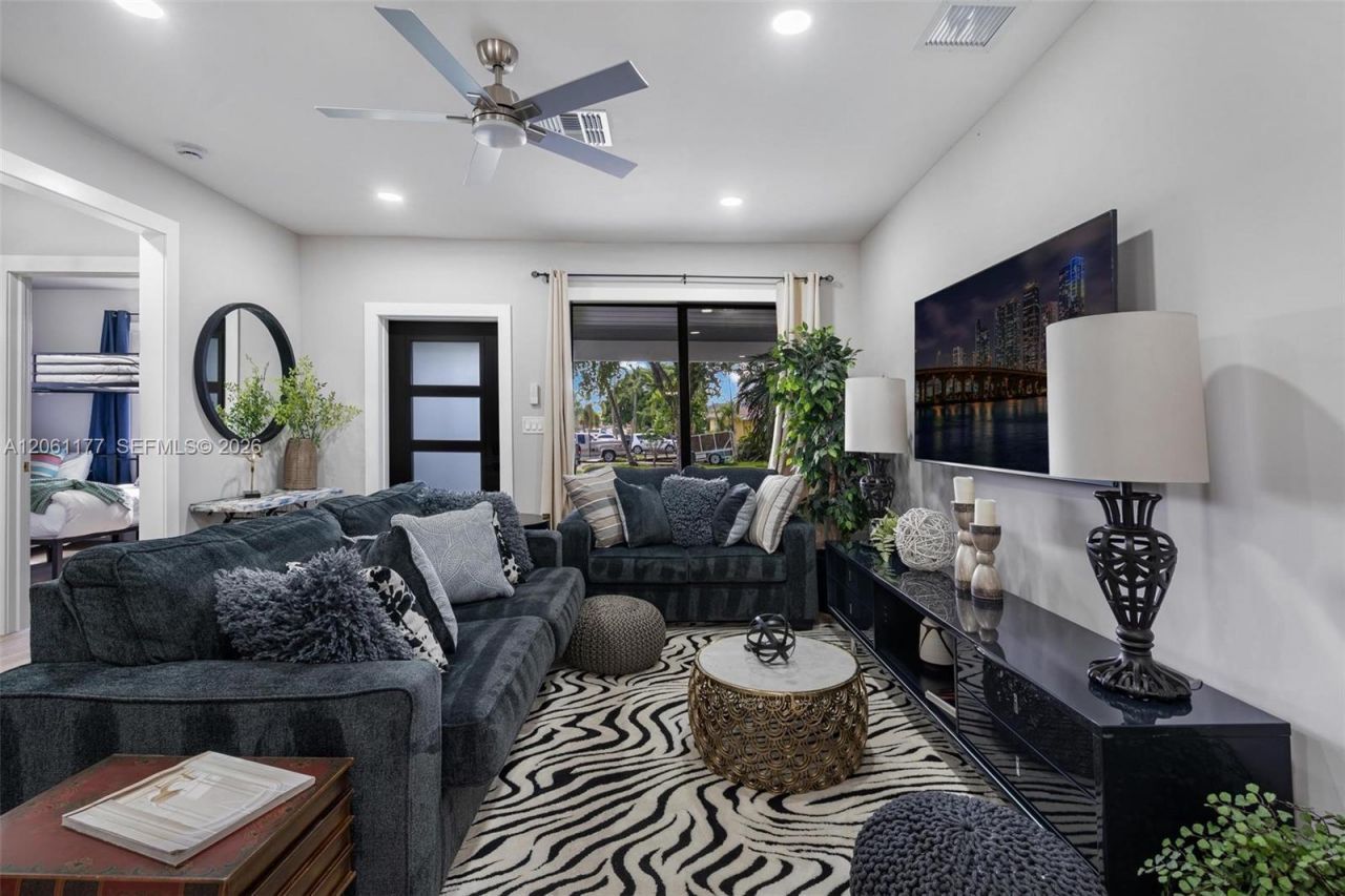 904 NW 6th Ter, Hallandale Beach, FL 33009 Photo