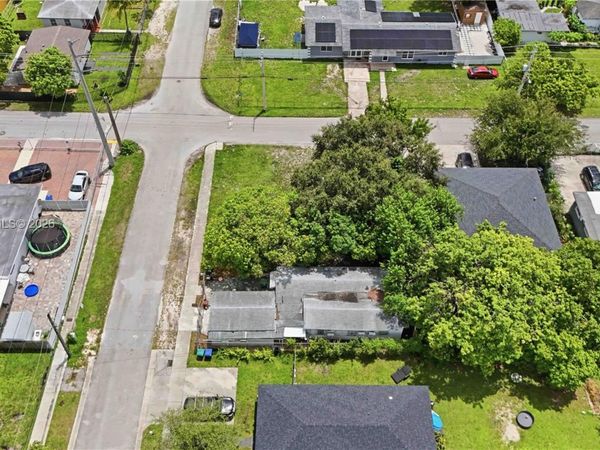 2106 NW 70th St , Miami, FL 33147