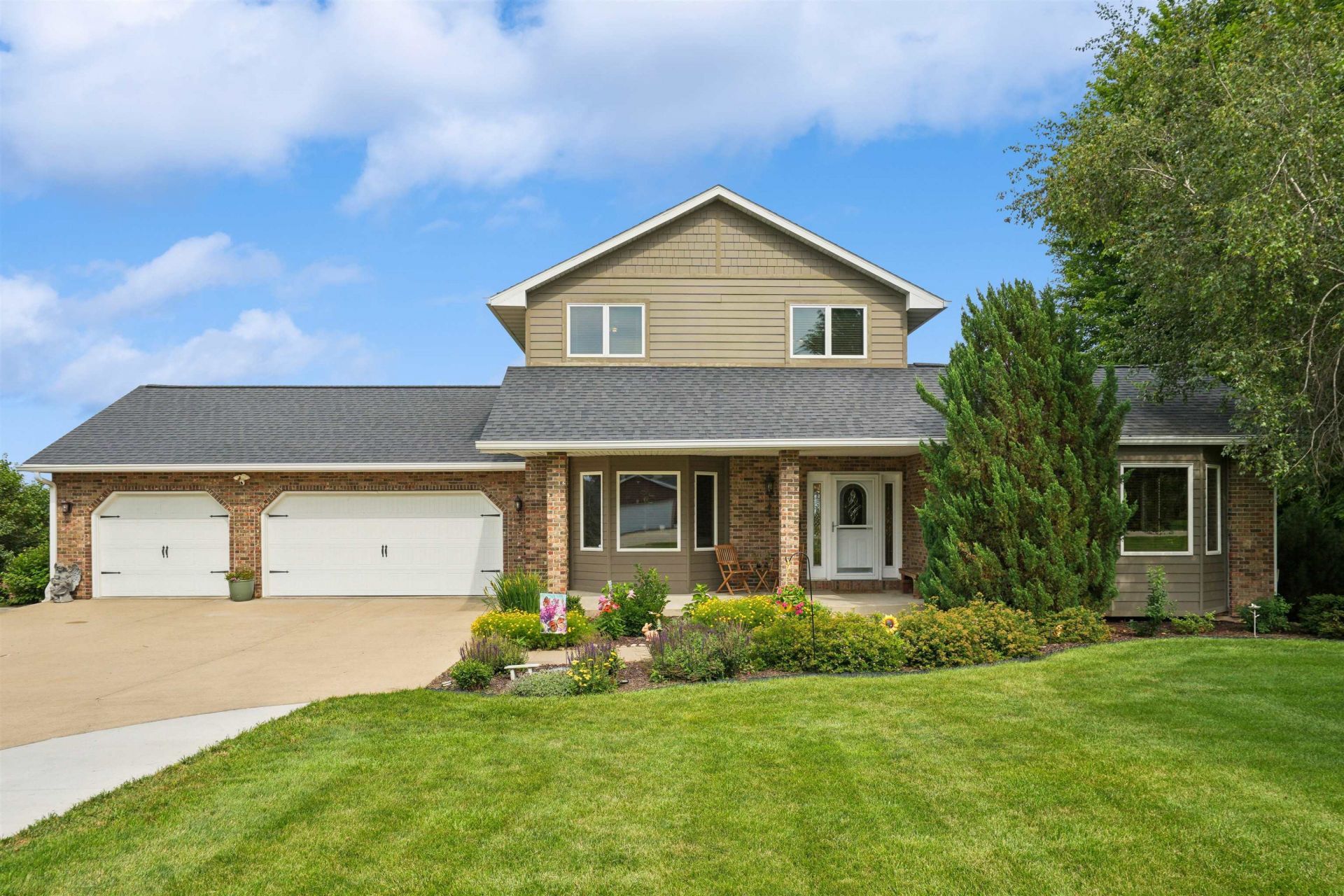 15848 Woodmoor Drive, Dubuque, IA 52002 Main Photo