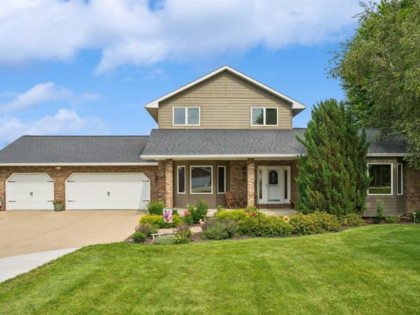 15848 Woodmoor Drive, Dubuque, IA 52002