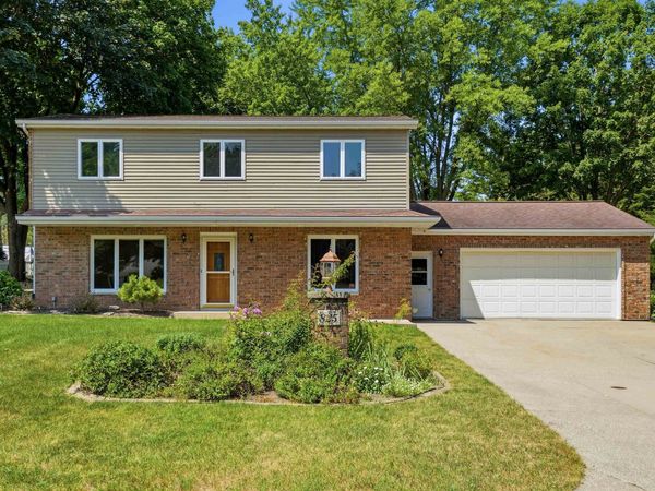 825 1st St SW , Dyersville, IA 52040