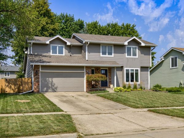 1212 57th Place, West Des Moines, IA 50266