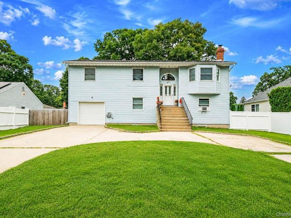 107 Cedar Oaks Avenue, Farmingville, NY 11738