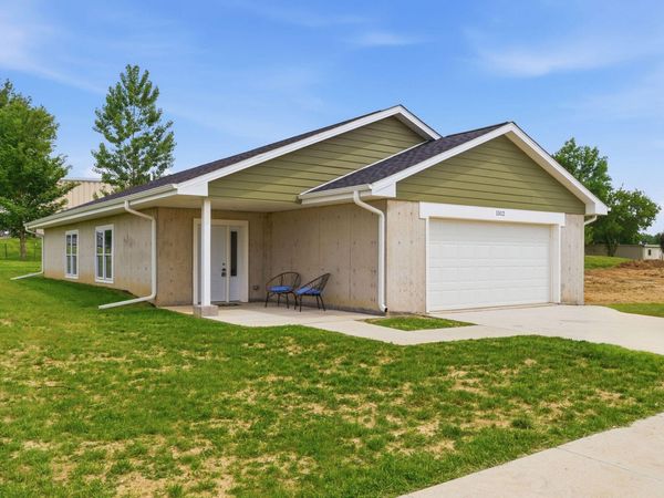 1512 DUNCAN DR, Muscatine, IA 52761