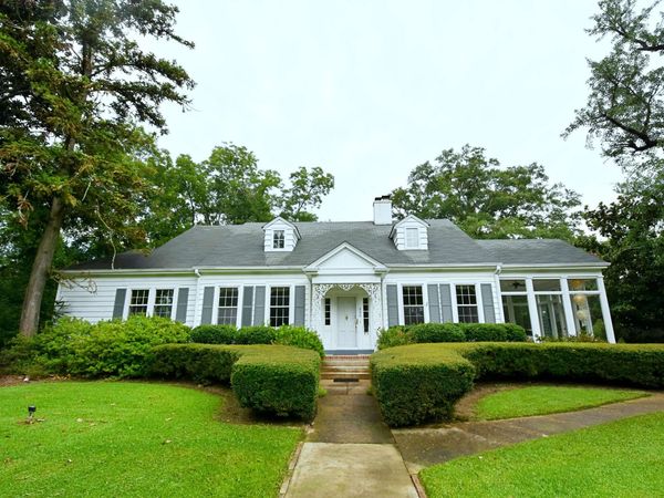 800 W Commerce St., Aberdeen, MS 39730