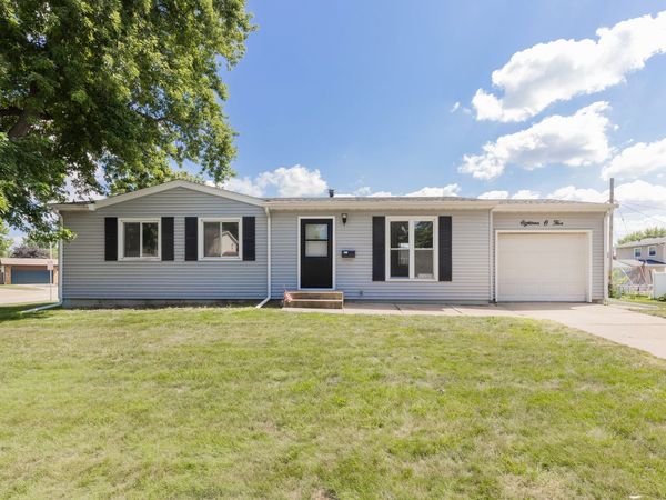 1805 Danbury Drive , Bettendorf, IA 52722