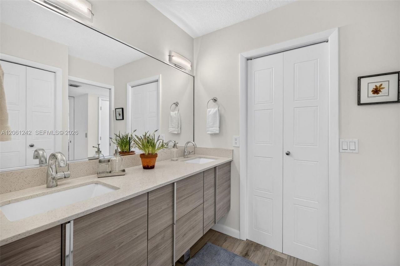 16431 Blatt Blvd, Unit 202, Weston, FL 33326 Photo