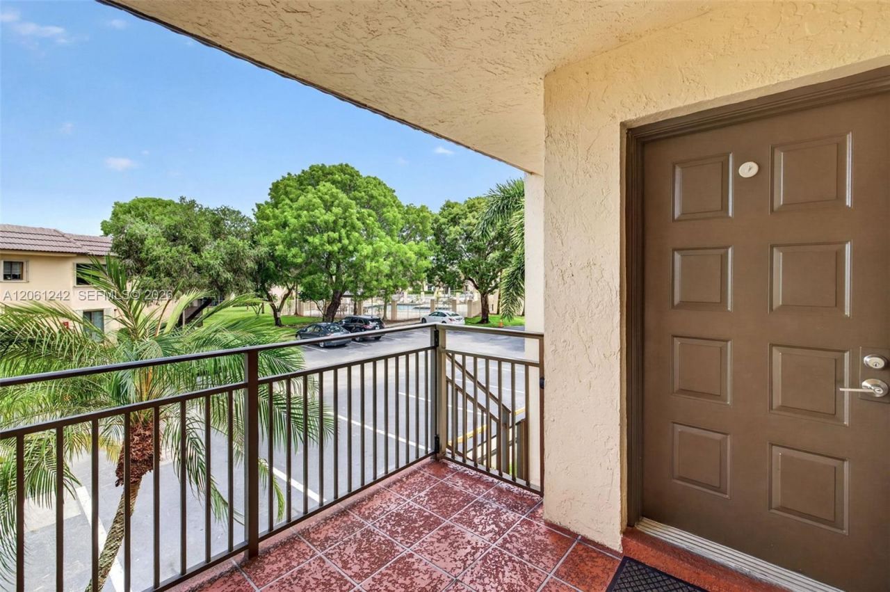 16431 Blatt Blvd, Unit 202, Weston, FL 33326 Photo