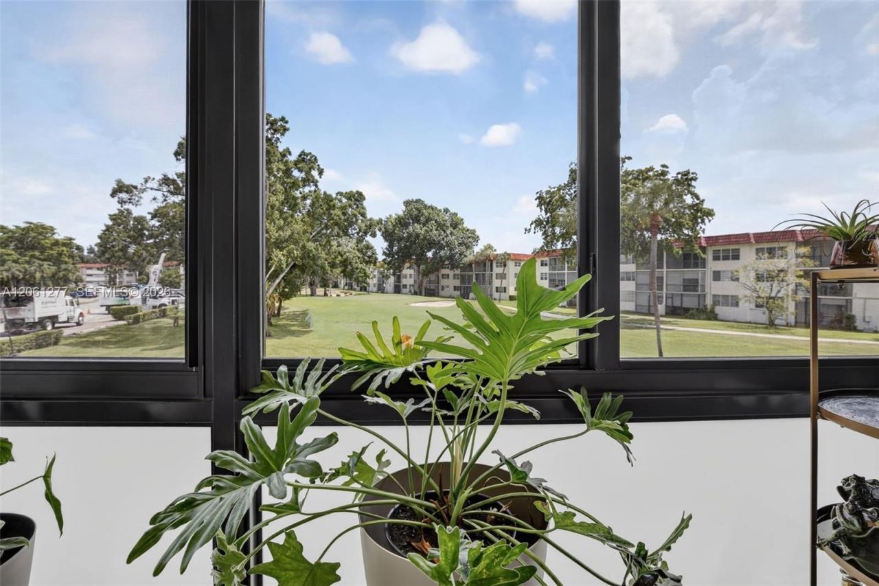 8941 S Hollybrook Blvd , Unit 202, Pembroke Pines, FL 33025 Photo