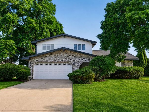 16W707 90th Street , Willowbrook, IL 60527