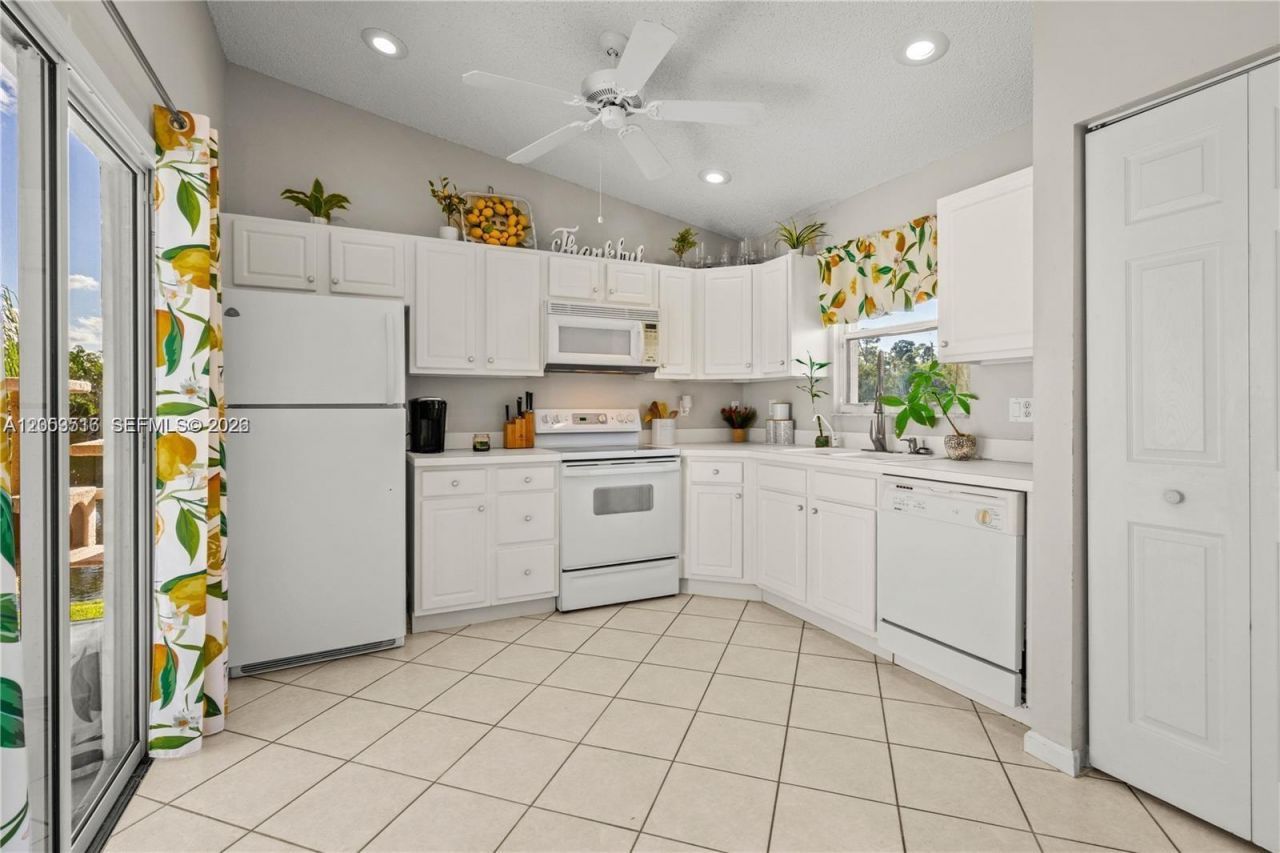 112 Caribe Ct, Greenacres, FL 33413 Photo