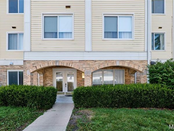 942 Guelbreth Lane , Unit 300, Creve Coeur, MO 63141