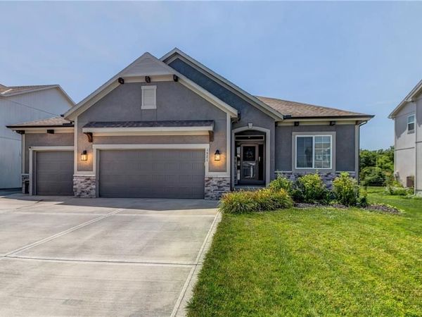 1821 NE Ravenwood Drive, Lee's Summit, MO 64086