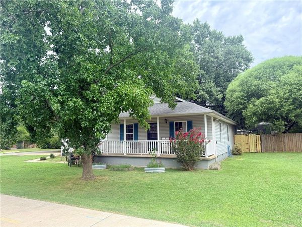 402 SE El Paso Street , Gravette, AR 72736