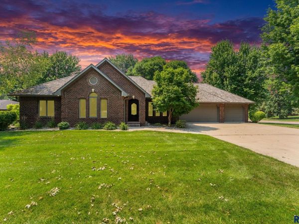 5201 S Sand Cherry Cir, Sioux Falls, SD 57108