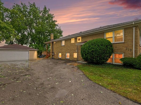 16W719 56th Place , Unit 1, Clarendon Hills, IL 60514