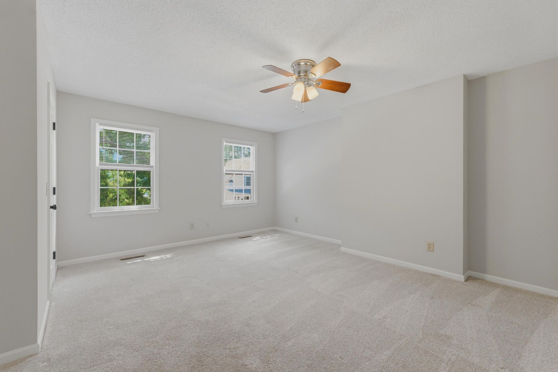1530 Village Square Photo 31