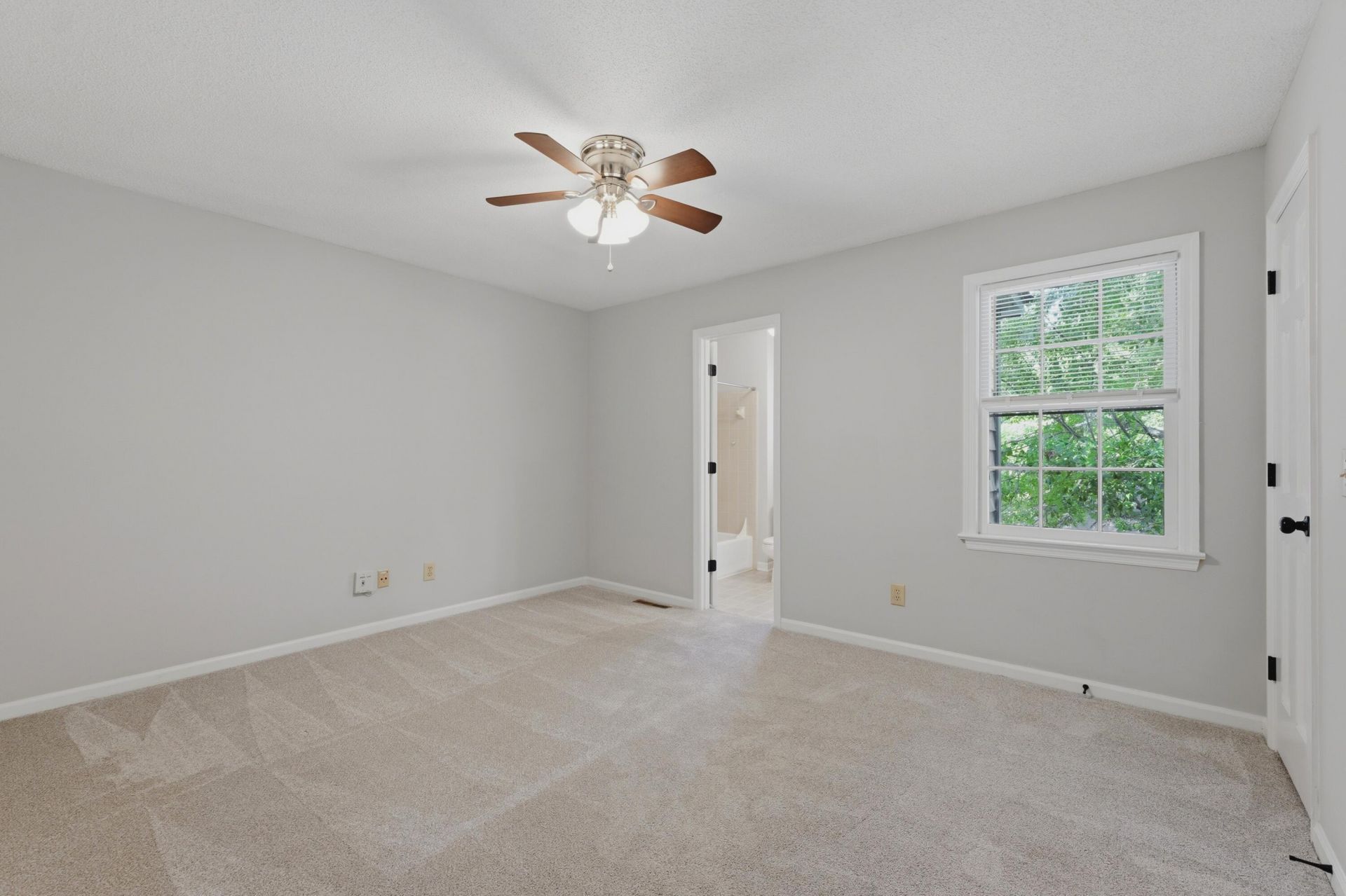 1530 Village Square Photo 33