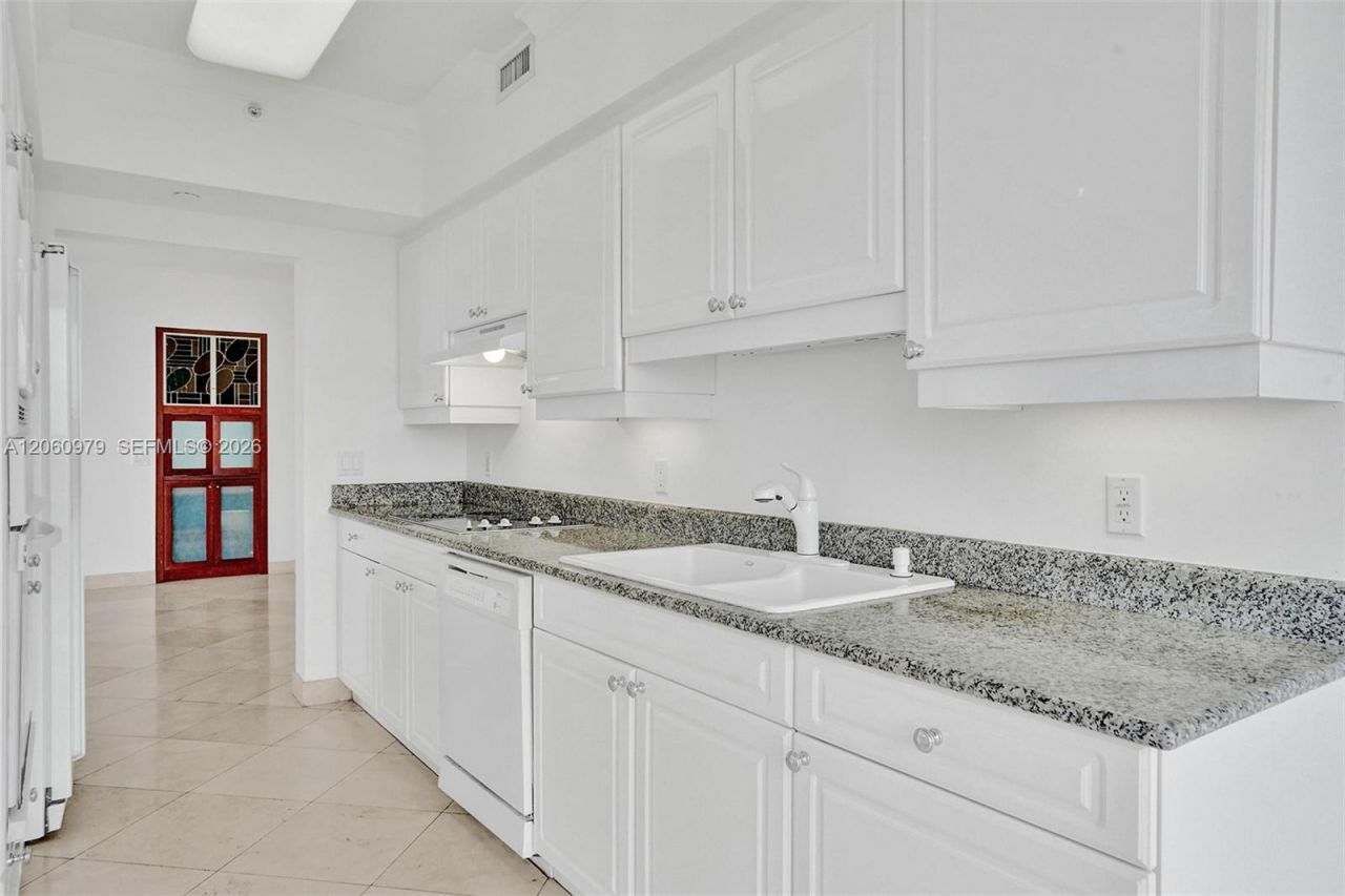 4775 Collins Ave, Unit 3007, Miami Beach, FL 33140 Photo