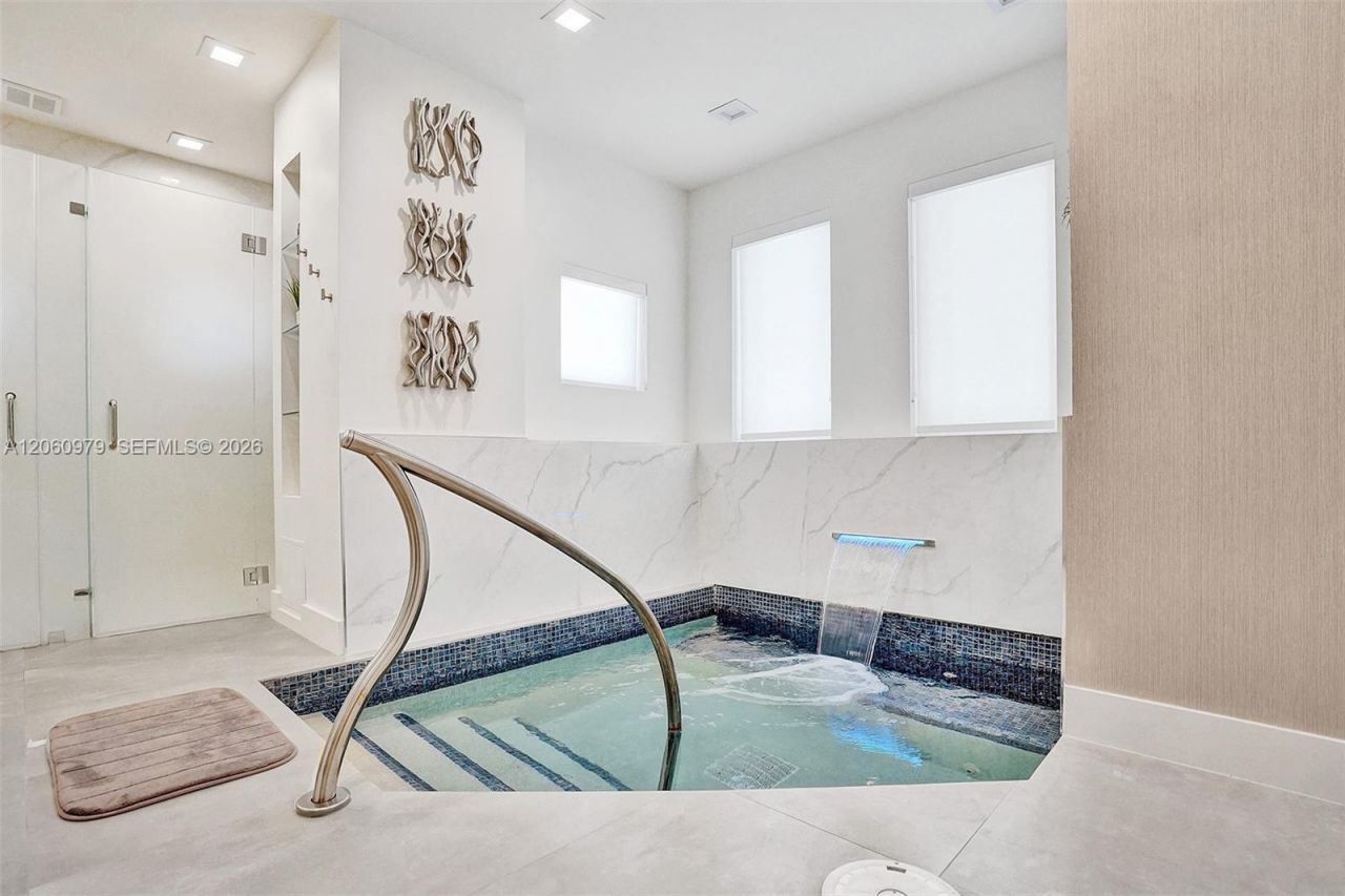 4775 Collins Ave, Unit 3007, Miami Beach, FL 33140 Photo